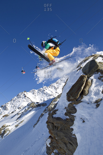 Austria, Tyrol, Pitztal, Mature man doing freestyle skiing