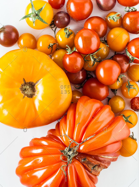 Composition with tomatoes of different types and colors