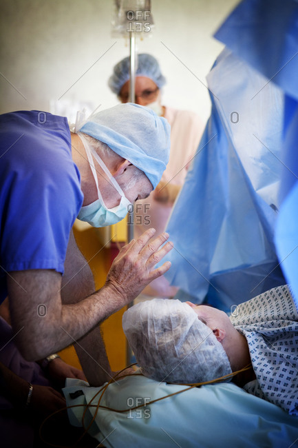 Reportage on a cesarean under hypnosis. The anaesthetist hypnotises the patient while setting up the spinal anesthesia, then maintains the hypnotic state during the entire operation.