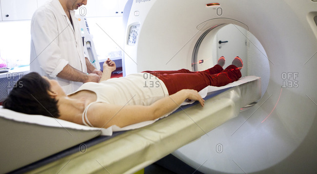 Injecting a contrast agent for a CT scan