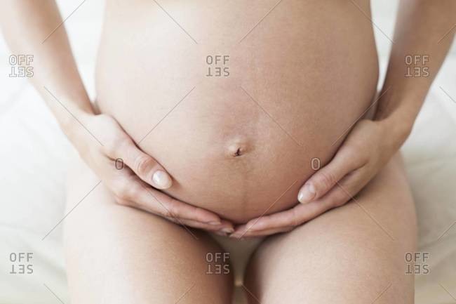 Pregnant woman\'s abdomen