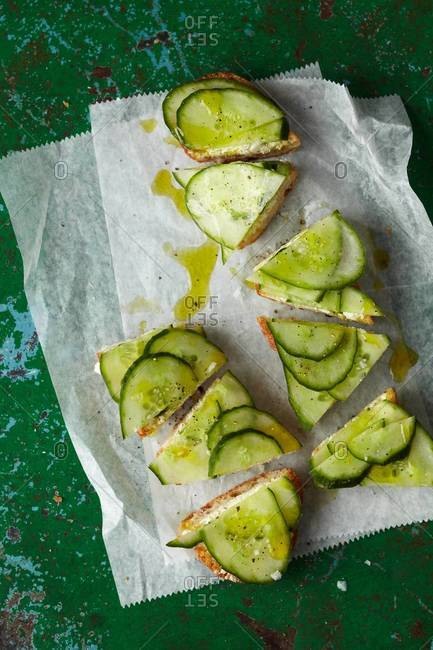 Crispy cucumber sandwich served on parchment