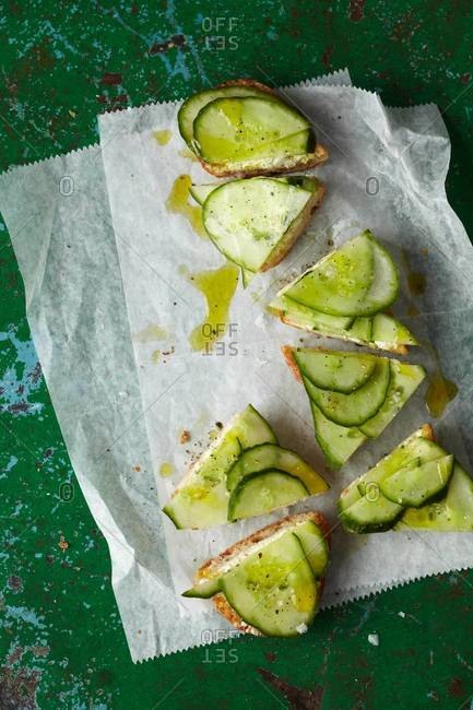 Crispy cucumber sandwich served on parchment