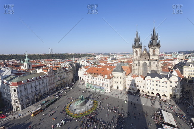 View over the Old Town Square (Staromestske namesti) with Tyn Cathedral, Jan Hus Monument and street cafes, Prague, Bohemia, Czech Republic, Europe