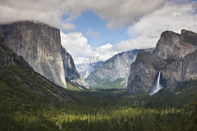 Yosemite Valley from Tunnel View viewpoint, with El Capitan, a 3000 feet granite monolith on the left, and the Bridalveil Falls on the right, Yosemite National Park, UNESCO World Heritage Site, Sierra Nevada, California, United States of America, North Am
