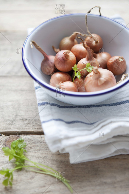 Onions in bowl over dish cloth