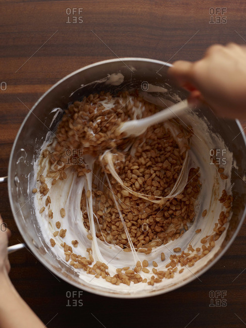 Tutorial of making peanut butter crisped rice treats