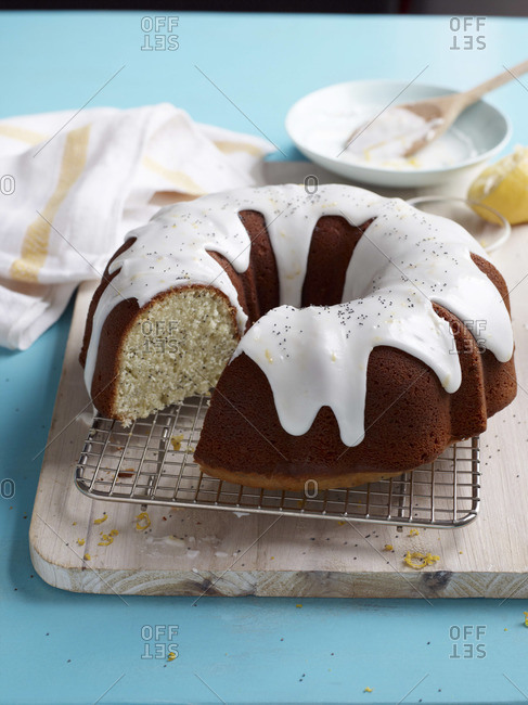 Lemon ad poppy seed bundt cake