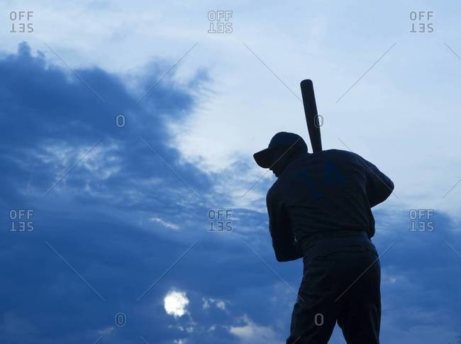 A baseball player waiting for the pitch