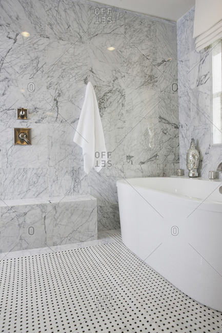 View of a bath with marble walls in the bathroom