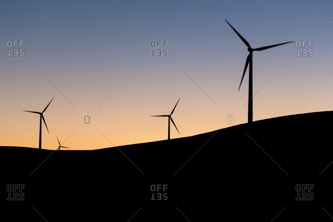 Wind turbines on the Oregon plain.