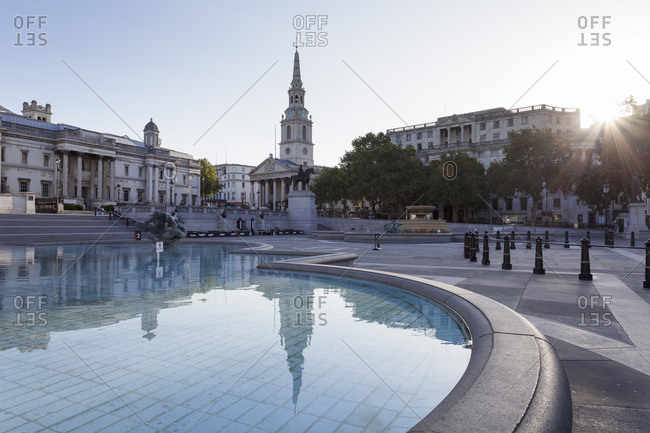 Fountain with statue of George IV, National Gallery and St. Martin-in-the-Fields church, Trafalgar Square, London, England