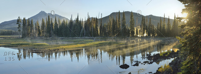 Sunrise at Sparks Lake with Broken top Mountain to the left.