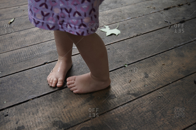 A little girl\'s feet pointing together