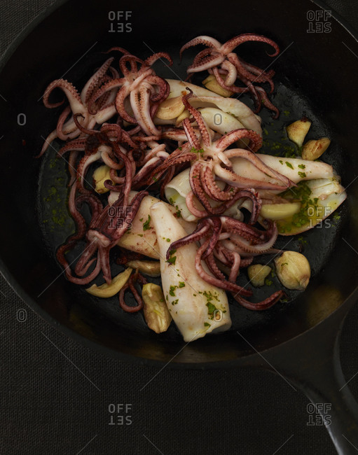 Squid cooked with garlic cloves