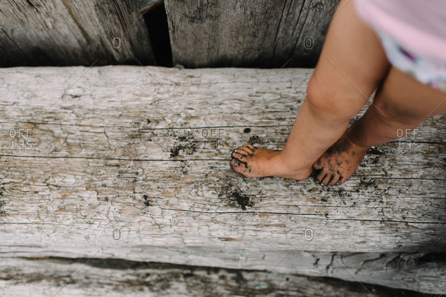 Little girl\'s dirty feet