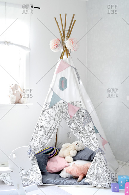 Child\'s whimsical indoor tent