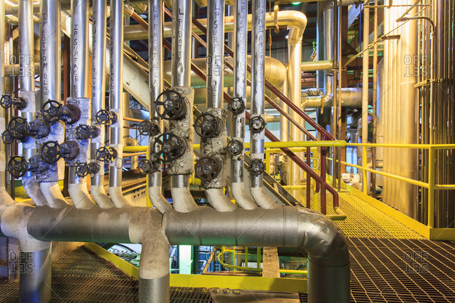 Control valves for low and intermediate pressure area flow at electric gas turbine plant
