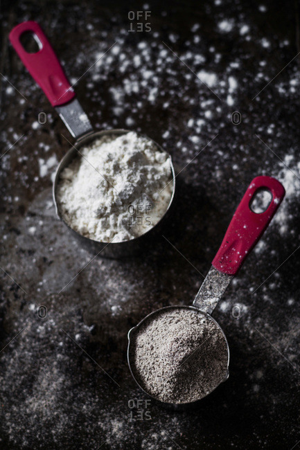 Wheat and buckwheat flour in measuring cups
