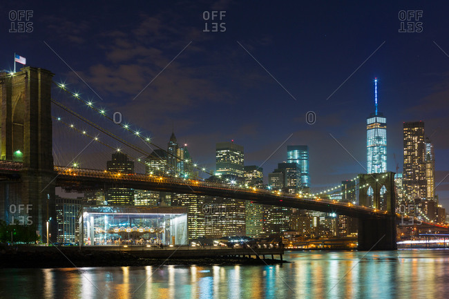 Night view of Manhattan financial district and Brooklyn bridge, New York, USA