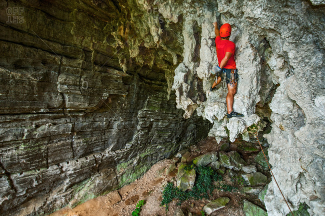 Rear view of male climber at treasure cave in Yangshuo, Guangxi Zhuang, China