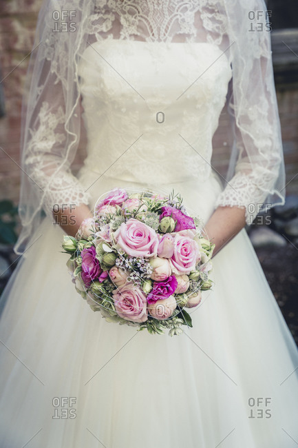Rose bouquet in a bride\'s hands