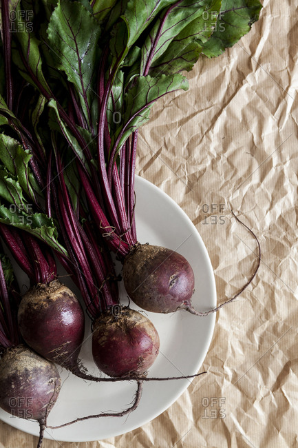 Plate with beetroot on crumpled brown paper