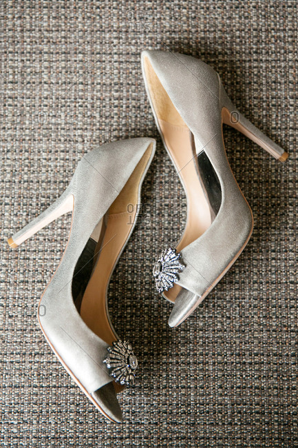High-heeled shoes with jeweled broche