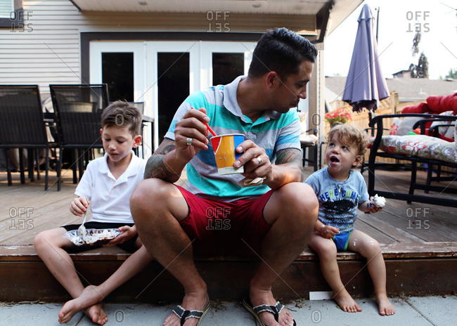Dad and kids with ice cream