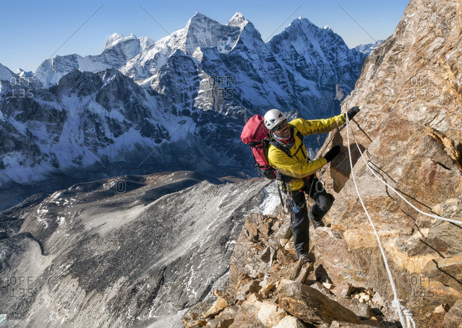 Nepal, Himalaya, Solo Khumbu, Ama Dablam South West Ridge, mountaineer climbing up rocks