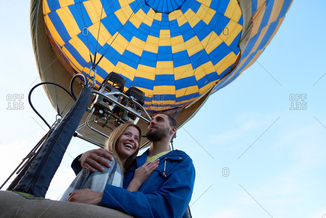hot air balloon couple