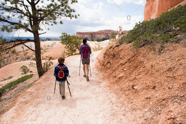 Mother and son, hiking the Queens Garden/Navajo Canyon Loop in Bryce Canyon National Park, Utah, USA