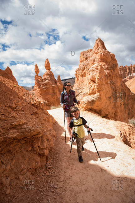 Mother and son, hiking the Queens Garden/Navajo Canyon Loop in Bryce Canyon National Park, Utah, USA