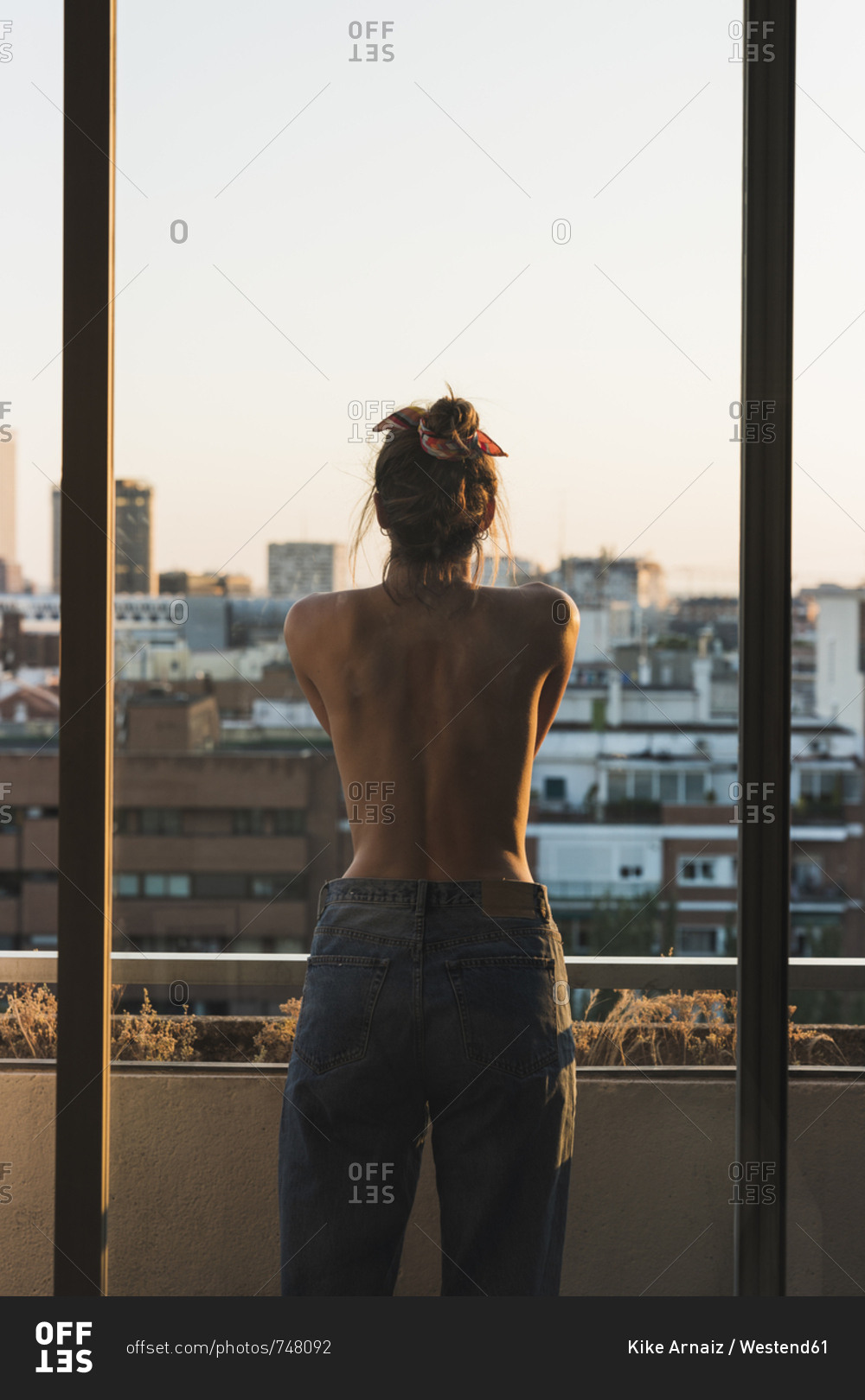 Жена топлесс сидит в номере на балконе фото