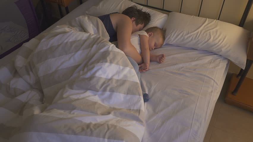 Сладко трахает спящую мать пока отец на работе