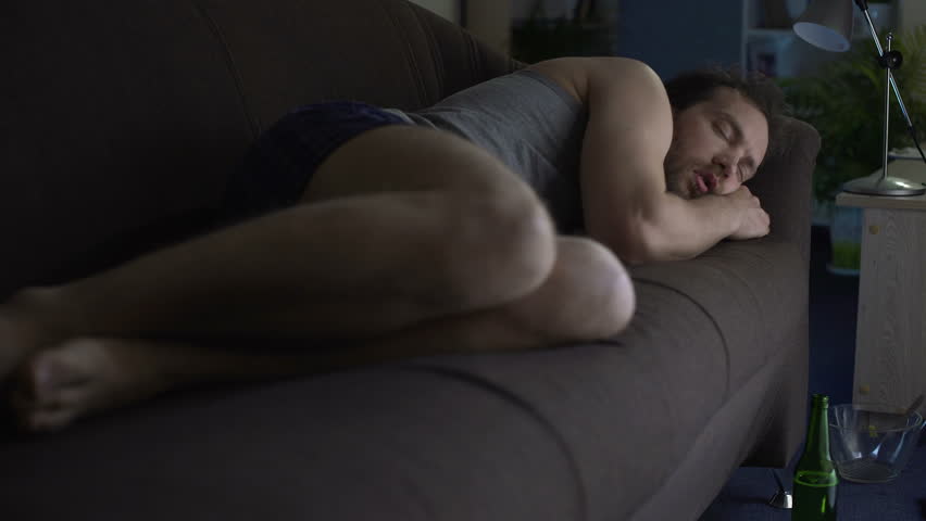 Жена спит на диване в трусах и майке фото