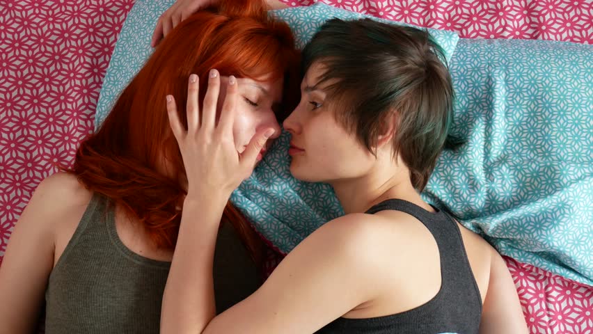 На кровати рыжая лесбиянка делает куни брюнетке