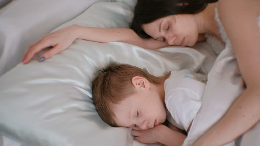 Секс Мама И Сын Спящие Нежно