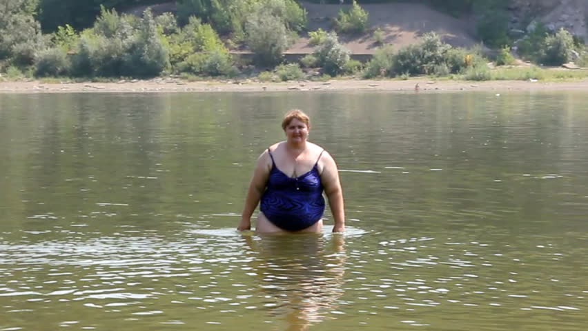 Толстозадая жена залазит в воду фото