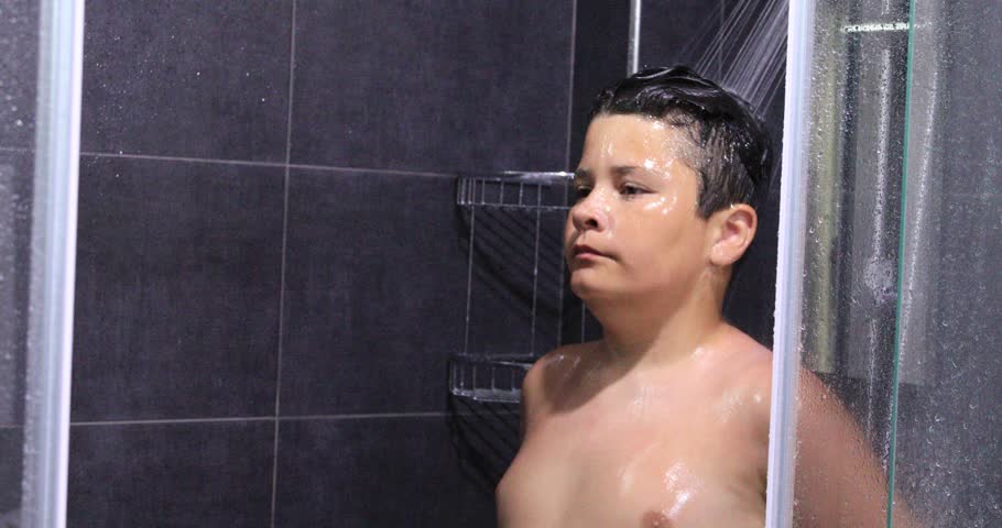 Sislovesme the shower