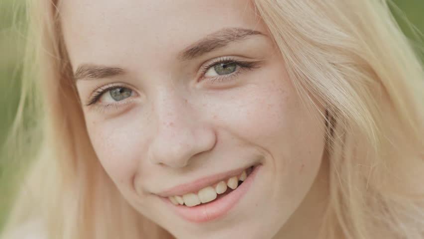 19-ти летняя блондинка показывает розовую киску перед камерой