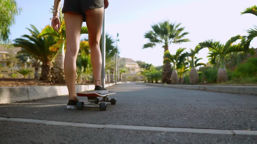 Teaser longboarding with major upskirt