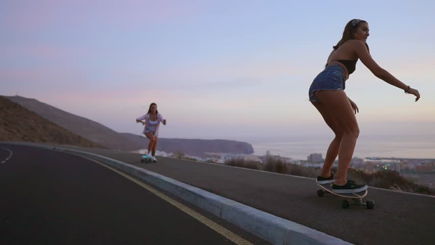 Teaser longboarding with major upskirt