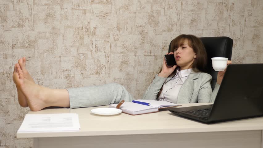 Женщина в теле сидит в офисном кресле с раздвинутыми ногами фото