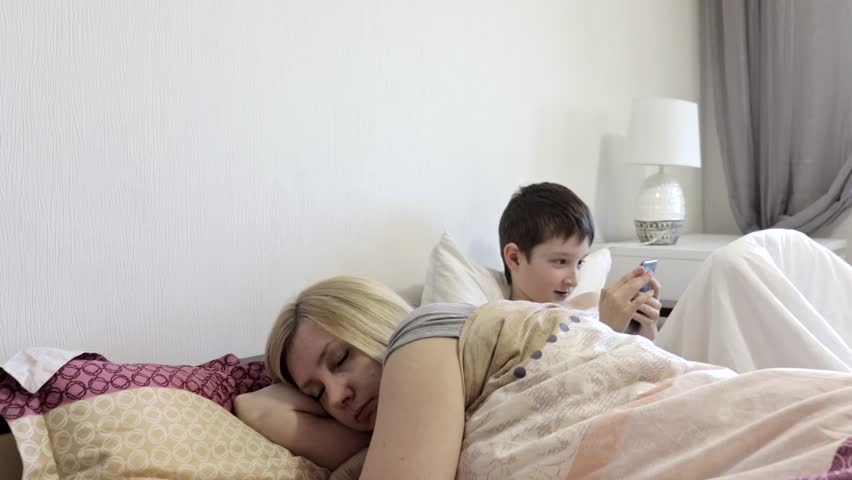 Пока жена спит муж трахает ее младшую сестру в одной кроватке