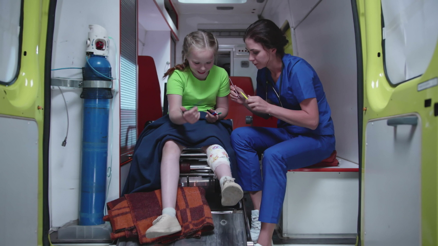 Пациент перевозбудил молодую медсестру-худышку в машине скорой помощи