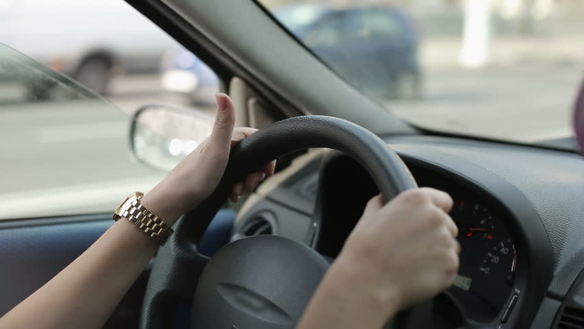 Пассажирка разглядывая карту в машине дрочит член водителя от первого лица