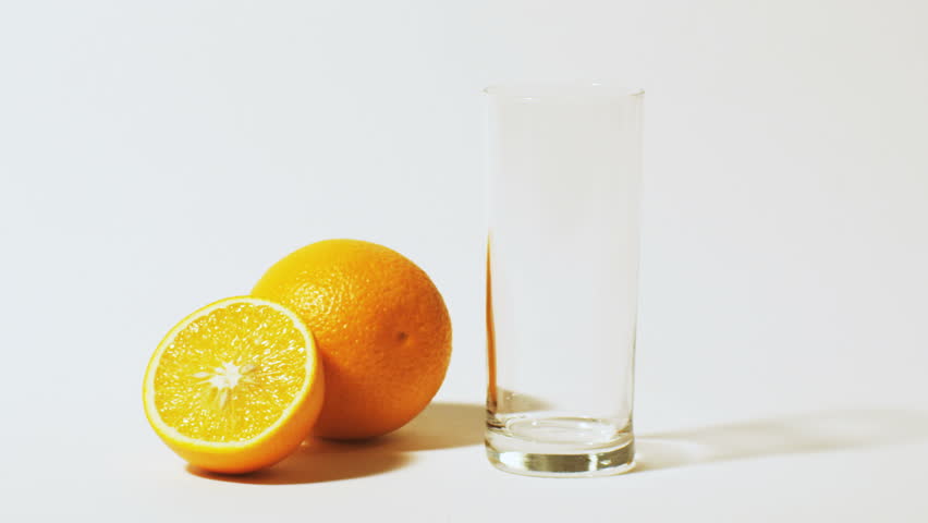 pour orange juice 