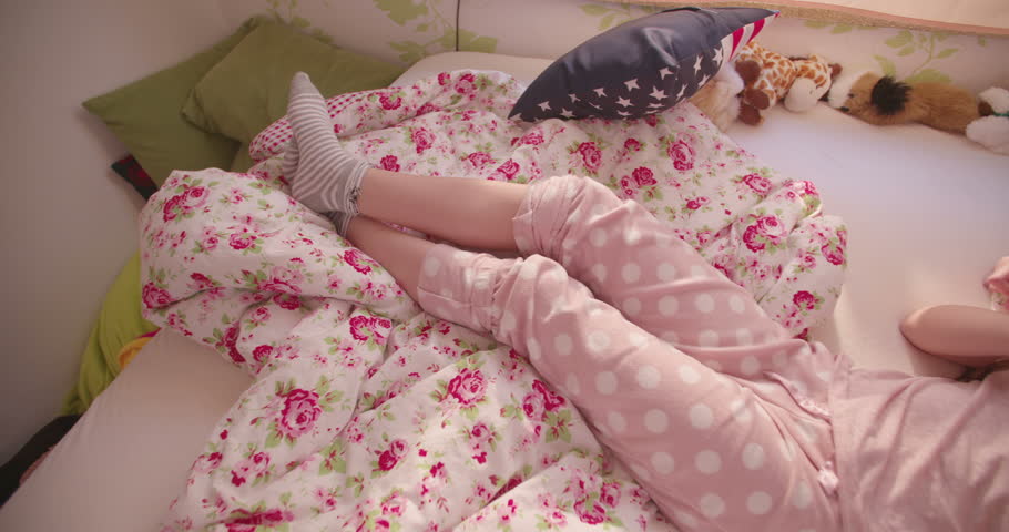 Малышка в пижаме шалит со своей киской гиф
