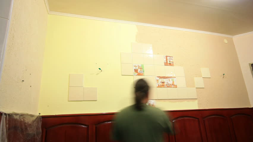 master applies decorative plaster on the wall. Timelapse. 